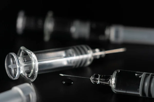 Zamknij Widok Szklane Strzykawki Czarnym Tle Koncepcja Medycyny Zdrowia Szczepionka — Zdjęcie stockowe