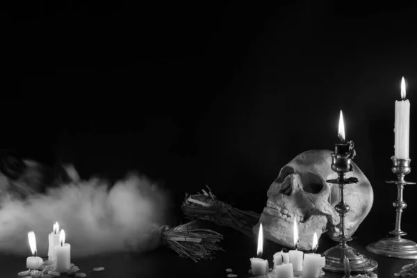 古老的骷髅和蜡烛与香在古老的祭坛盘上 有昏暗的光 选择焦点 黑色背景 稻草巫术娃娃 复制空间神秘可怕的邪恶之烟 — 图库照片