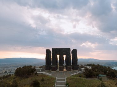 Tiflis 'in kuzeyindeki Gürcistan Tarihi Anıtı' nın hava manzarası. Dramatik gri hava, bulutlu gökyüzü. Gün zamanı.