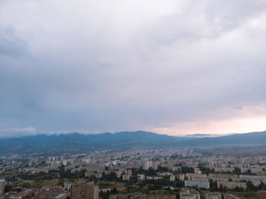 Tiflis 'in kuzeyindeki Gürcistan Tarihi Anıtı' nın hava manzarası. Dramatik gri hava, bulutlu gökyüzü. Gün zamanı.
