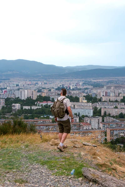 Egy Turista Hátizsákkal Pózol Egy Sűrűn Lakott Terület Hátterében Nyomorult — Stock Fotó