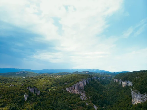 Luchtfoto Bergen Georgische Bezienswaardigheden Natuur Groen Bos Uitzicht Vanaf Klooster — Stockfoto