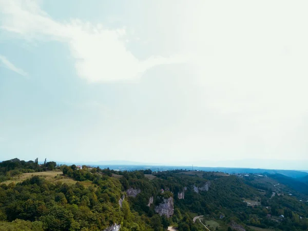 山脉格鲁吉亚的地标 绿色森林 从修道院的岩石悬崖上眺望 Katskhi格鲁吉亚 夏天的一天旅行和旅游 — 图库照片