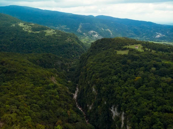 Okace峡谷航空视图 高山上覆盖着绿色的森林 自然景观 假期和旅行 格鲁吉亚的旅游胜地 — 图库照片