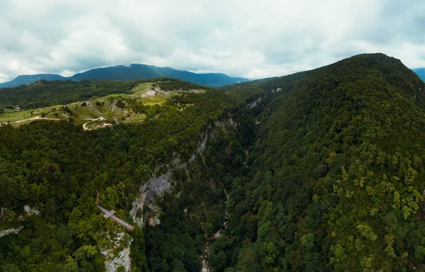 Okace峡谷航空视图 高山上覆盖着绿色的森林 自然景观 假期和旅行 格鲁吉亚的旅游胜地 观察甲板 — 图库照片