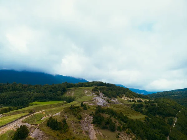 Okace峡谷航空视图 高山上覆盖着绿色的森林 自然景观 假期和旅行 格鲁吉亚的旅游胜地 — 图库照片