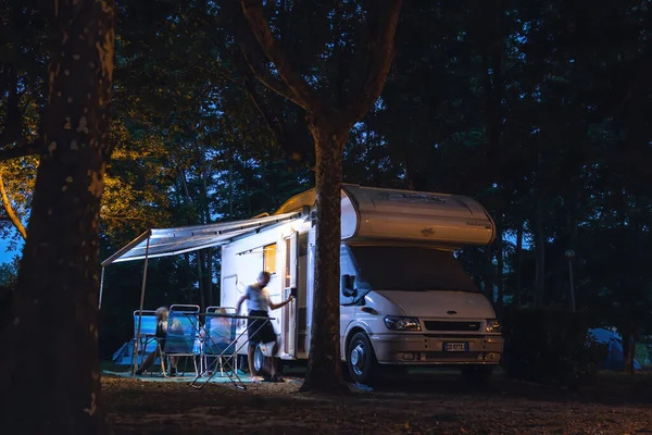 Ameglia, La Spezia, İtalya - 5 Temmuz 2019: Ford Ravel kamp kamyonu River Village Kamp 'ta, ormanlarla çevrili. Gece vakti.