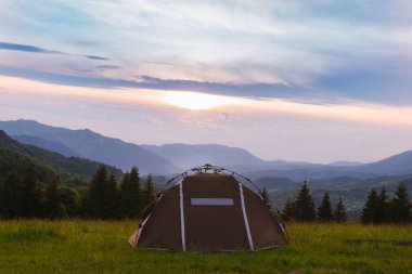 Kahverengi çadır. Hızlı kurulum sistemi. Yaz günü. Dağlar ve orman, seyahat ve turizm konsepti. Kamp yapmak. Boşluğu kopyala.