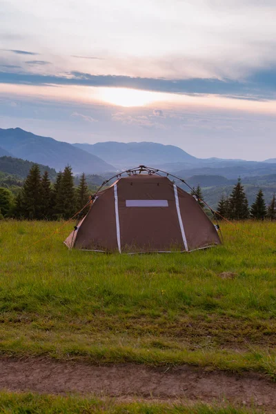 Kahverengi çadır. Hızlı kurulum sistemi. Yaz günü. Dağlar ve orman, seyahat ve turizm konsepti. Kamp..