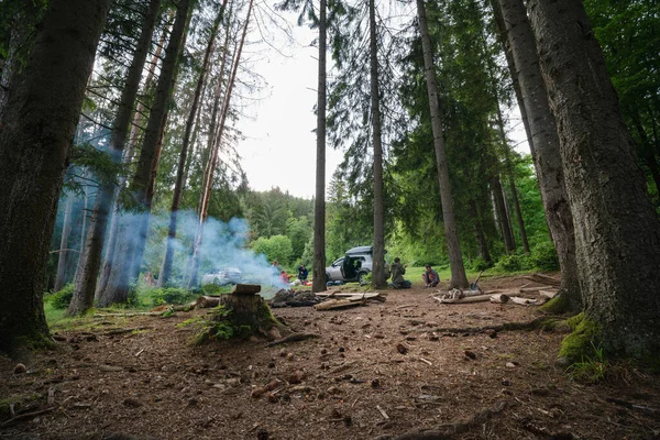 Чоловіки Займаються Дровами Легкими Пожежами Організація Табору Відпочинку Лісі Машини — стокове фото