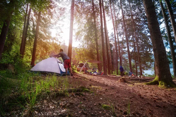 Man Zet Een Helderblauwe Tent Het Bos Begrip Toerisme Roadtrip — Stockfoto