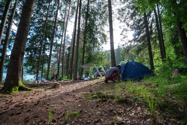 Man Zet Een Helderblauwe Tent Het Bos Begrip Toerisme Roadtrip — Stockfoto