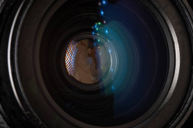 Profesyonel fotoğraf makinesi lensi. Cam parçaları, aydınlanma katmanı, açıklık yaprakları. Modern diyot lambalarının ışık yansımaları. Görsel içerik oluşturma kavramı.