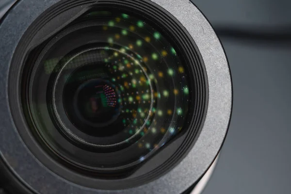 Malá Obyčejná Kamera Zabudovaným Objektivem Zoomem Blízko Sklenice Oči Detaily — Stock fotografie