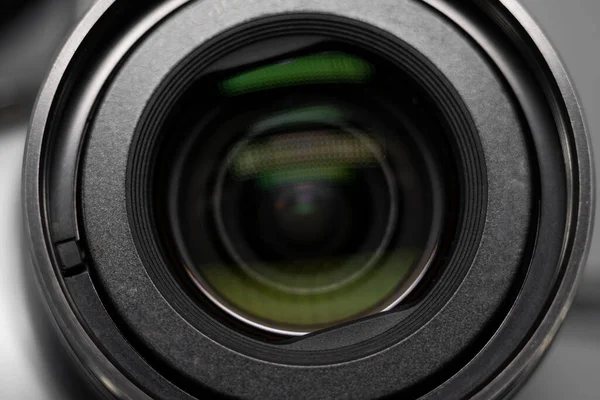 Dahili zoom lensli küçük, sıradan bir kamera. Cama yakın. Bakışlar ve detaylar. Dijital fotoğrafçılık ve video teknolojisi kavramı.