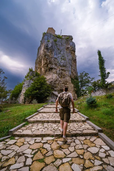 Male Tourist Backpack Walking Posing Katskhi Pillar Man Monastery Village —  Fotos de Stock