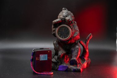 Khmelnytskyi, Ukrayna - 7 Temmuz 2021: Sovyet yapımı eski bir dökme demir heykel. Ayı bir saat tutuyor. Yapımcı 