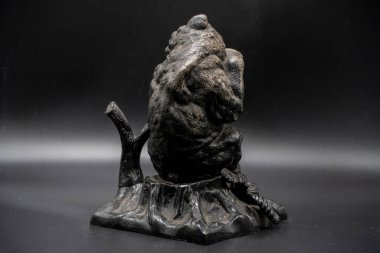 Khmelnytskyi, Ukrayna - 7 Temmuz 2021: Sovyetler Birliği zamanından kalma eski bir dökme demir heykel. Ayı bir saat tutuyor. Yapımcı 