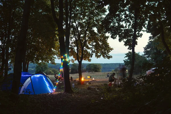 Ночь Лагере Голубая Палатка Цветными Фонарями Лесу Путешествие Отдых Дикой — стоковое фото