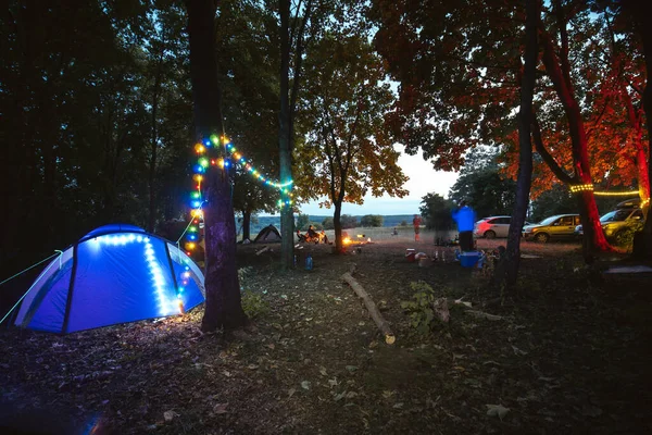 Noite Acampamento Tenda Azul Com Lanternas Coloridas Floresta Viagens Férias — Fotografia de Stock