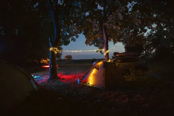 Noite Acampamento Tenda Com Lanternas Floresta Viagens Férias Deserto Veículo — Fotografia de Stock