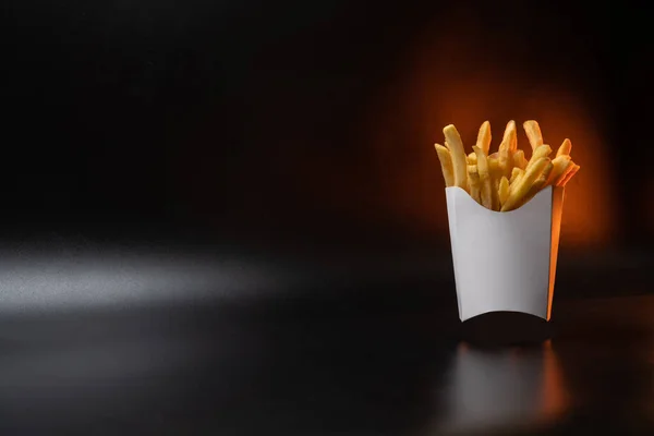 Vitpappersförpackningar Kartong Pommes Frites Container Snabbmat Produktionskoncept Svart Bakgrund Ett — Stockfoto