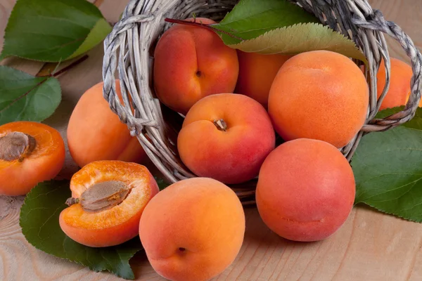 Fresh apricot with leaves on wood background — Stock Photo, Image