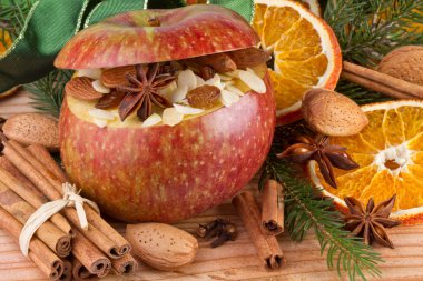 ahşap zemin üzerine pişmiş elma