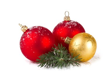 Beyaz arka plan üzerinde izole kırmızı ve altın Noel topları