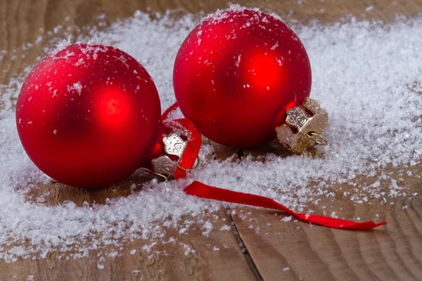 Bolas rojas de Navidad sobre fondo de madera —  Fotos de Stock