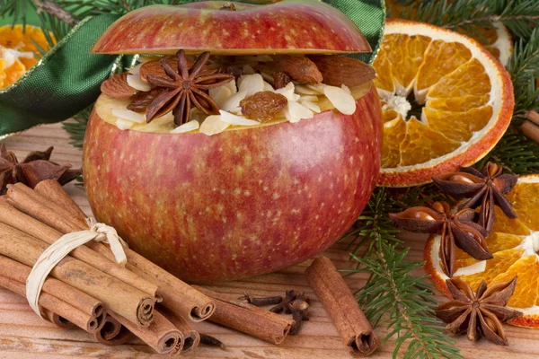 ahşap zemin üzerine pişmiş elma