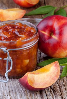 ahşap arka plan üzerinde nektarin jam