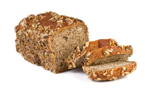 Pão de trigo inteiro, isolado sobre fundo branco — Fotografia de Stock