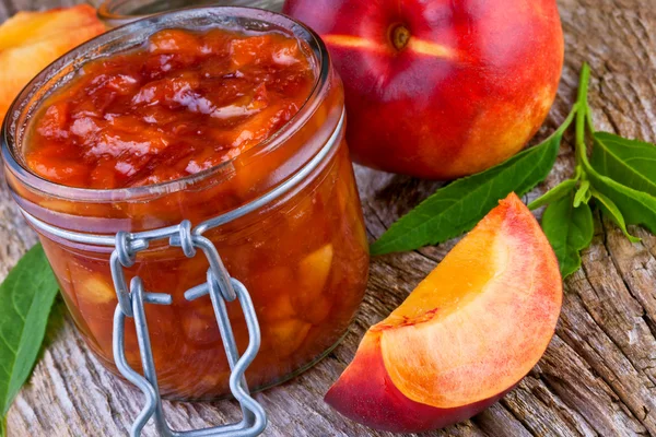 Nectarines jam op hout achtergrond — Stockfoto