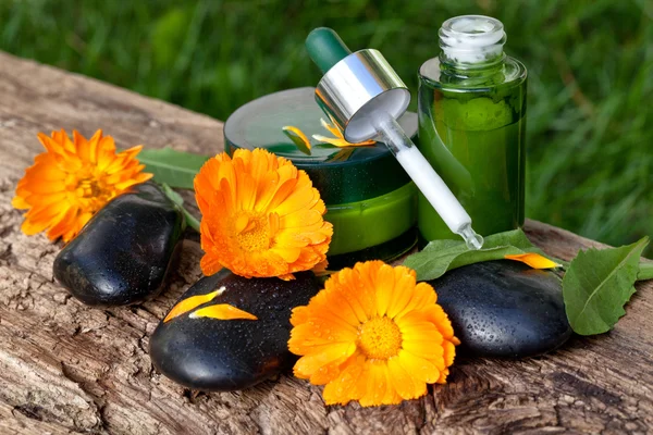 de zorg van de huid, serum met oranje Goudsbloem bloemen