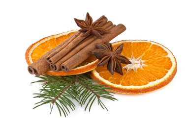 portakal dilimleri, tarçın ile üzerine beyaz izole köknar dalı