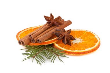 portakal dilimleri, tarçın ile üzerine beyaz izole köknar dalı