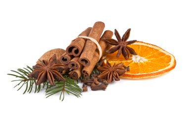 portakal dilimleri, tarçın ile üzerine beyaz izole köknar dalı