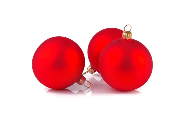 Natal bolas vermelhas isoladas no fundo branco — Fotografia de Stock