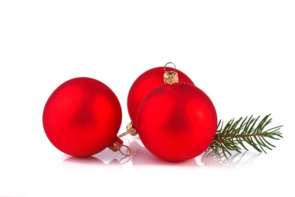 Bolas rojas de Navidad aisladas sobre fondo blanco — Foto de Stock