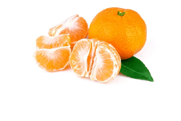 Oranje tangerine met blad, geïsoleerd op witte achtergrond — Stockfoto