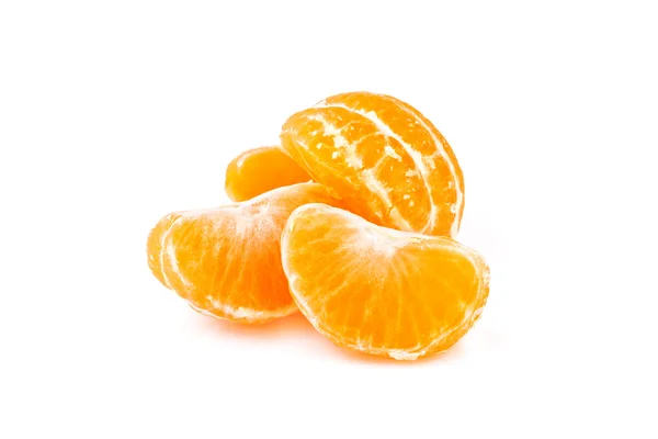 Fette di mandarino, isolate su fondo bianco — Foto Stock