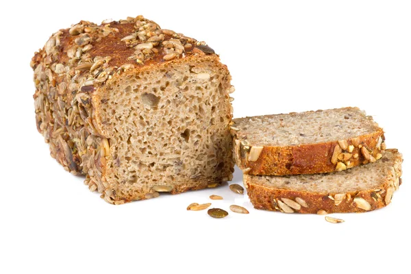 Chleb razowy, na białym tle — Zdjęcie stockowe