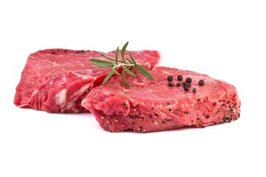 Beyaz arka plan üzerinde izole ham sığır eti biftek