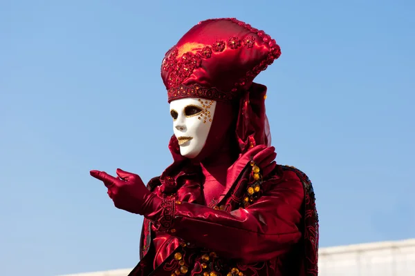 Venecia, máscara con el traje rojo — Foto de Stock