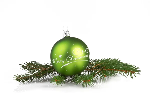 Groene Kerst bal met fir branch geïsoleerd op wit — Stockfoto