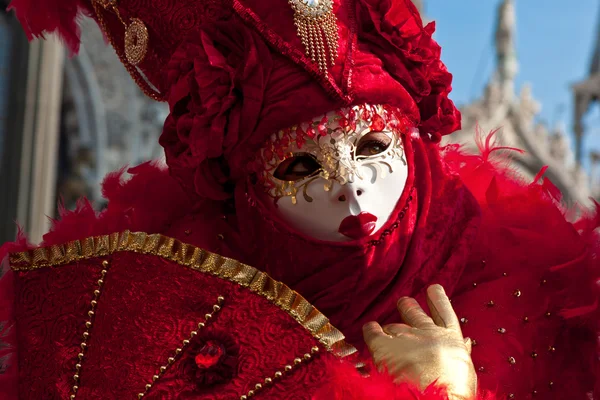 Maska v červené barvě na karneval v Benátkách — Stock fotografie