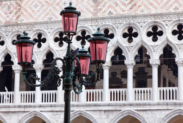 Street light and detail of loggia of the Doge's Palace, Venice — Stock Photo, Image