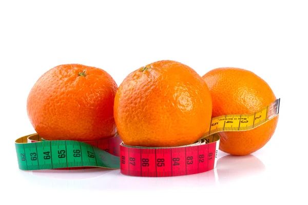 Tangerines et ruban à mesurer, isolés sur blanc — Photo