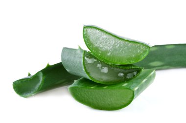 aloe vera yaprağı ve beyaz arka plan üzerinde izole dilimleri